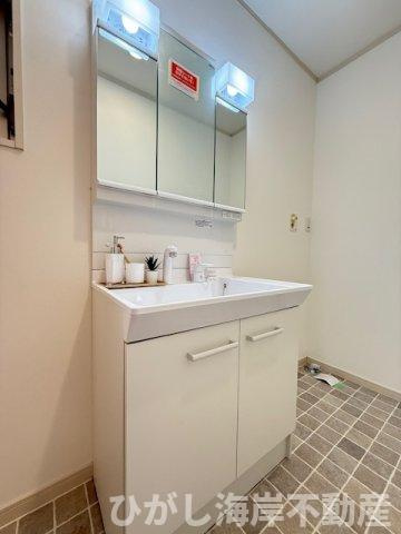 茅ヶ崎市菱沼1丁目　中古戸建の独立洗面台|新規リフォーム完了！　三面鏡化粧台