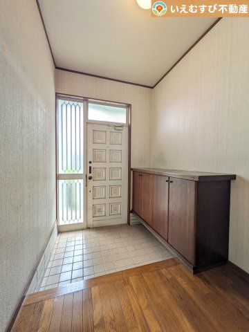 熊谷市江南中央3丁目　中古住宅の玄関|圧迫感の無いシューズボックス
高さは無くても収納力はばっちり。玄関がすっきり片付くので快適ですね！