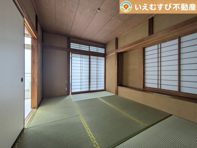 熊谷市江南中央3丁目　中古住宅の和室|6畳の和室は小さなお子様のお世話に大活躍
和室がLDK横なので帰宅時などにちょっと休憩するにも便利です♪