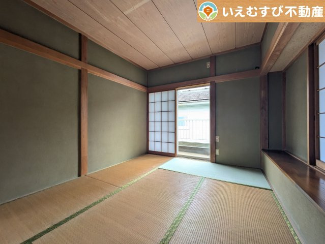 熊谷市江南中央3丁目　中古住宅の和室|2面採光で明るい居室
たっぷりの採光で自然光の差し込む明るいお部屋！新生活を想像すると楽しみが増しますね♪