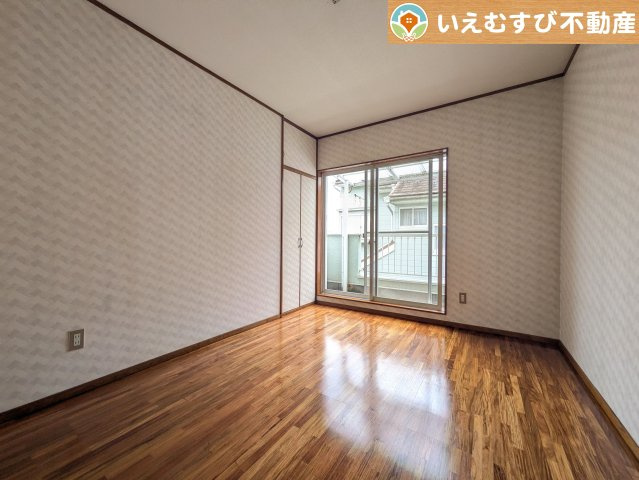 熊谷市江南中央3丁目　中古住宅の洋室|ナチュラルな色合いが落ち着くお部屋
シンプルな内装のお部屋なので自分でコーディネートしても楽しそうですね♪