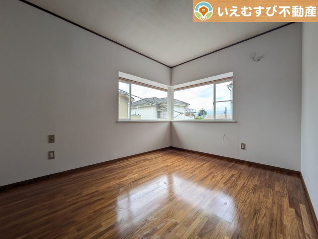 熊谷市江南中央3丁目　中古住宅の洋室|シンプルで明るいお部屋
2面採光で日当り良好！シンプルなお部屋なので自分で家具を選ぶのが楽しみですね！