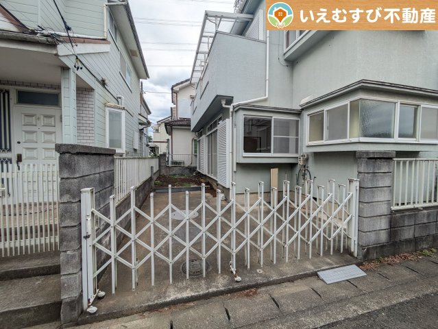 熊谷市江南中央3丁目　中古住宅の駐車場|2台駐車可能なスペース完備
舗装してある駐車スペースで天気が悪く足元が悪い日でも乗り降りしやすい♪