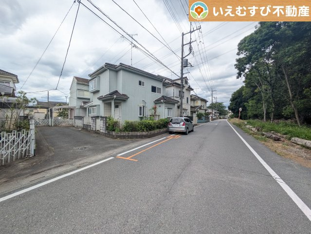 熊谷市江南中央3丁目　中古住宅の前面道路含む現地写真|充分な広さの前面道路
間口が広くお車の出し入れも問題なく行えるスペースが確保されています♪