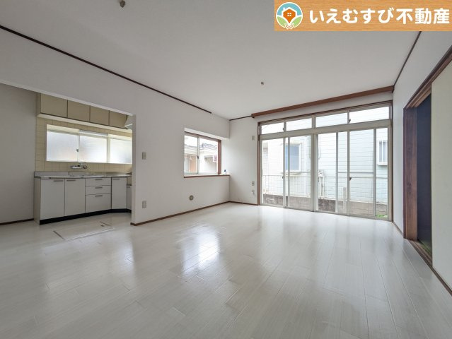 熊谷市江南中央3丁目　中古住宅の居間・リビング|自然光で満たされる明るく開放感溢れるリビング
たっぷりの採光で明るい空間。家族みんなでくつろげます♪