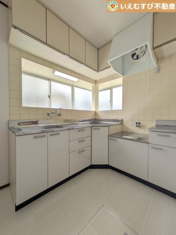 熊谷市江南中央3丁目　中古住宅のキッチン|機能性収納性に溢れるキッチン
収納もたっぷり付いていてすっきり片付く！毎日楽しくお料理が出来そうです！