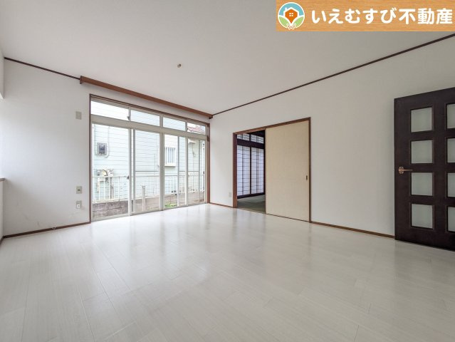 熊谷市江南中央3丁目　中古住宅の居間・リビング|白を基調にした清潔感溢れる印象のリビングダイニング
白基調なので明るく、広く感じます。どんな家具も合わせやすそうですね！