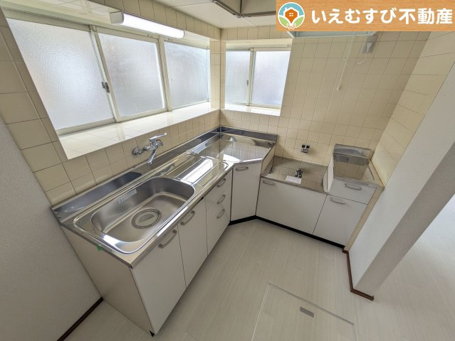 熊谷市江南中央3丁目　中古住宅のキッチン|広々としたキッチン
冷蔵庫や食器棚を置いてもゆとりの広さ！独立した空間でゆっくりお料理♪