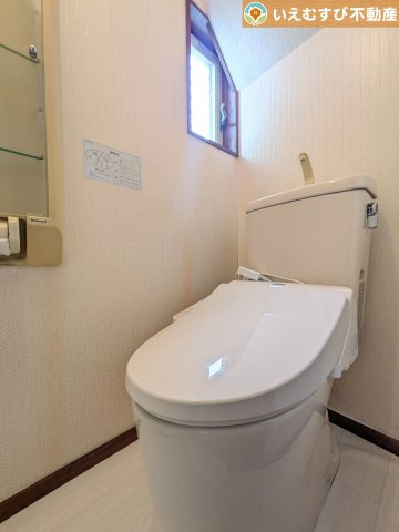 熊谷市江南中央3丁目　中古住宅のトイレ|普通の生活で水道代を節約できる節水トイレ
窓付きで明るく、お掃除しやすいシンプルな空間♪