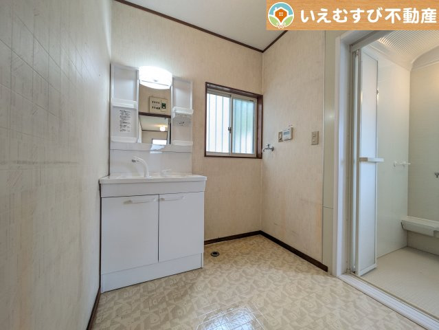 熊谷市江南中央3丁目　中古住宅の独立洗面台|ゆとりの広さの洗面室
洗濯機を置いても余裕のある広さ！家事をするにも身支度するにも便利な広さですね！
