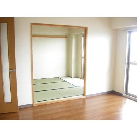 茶臼山ハイツの居間・リビング