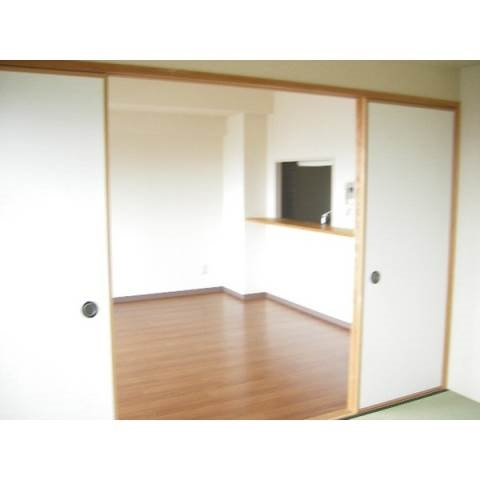 茶臼山ハイツの洋室