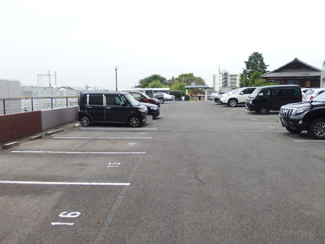 茶臼山ハイツの駐車場