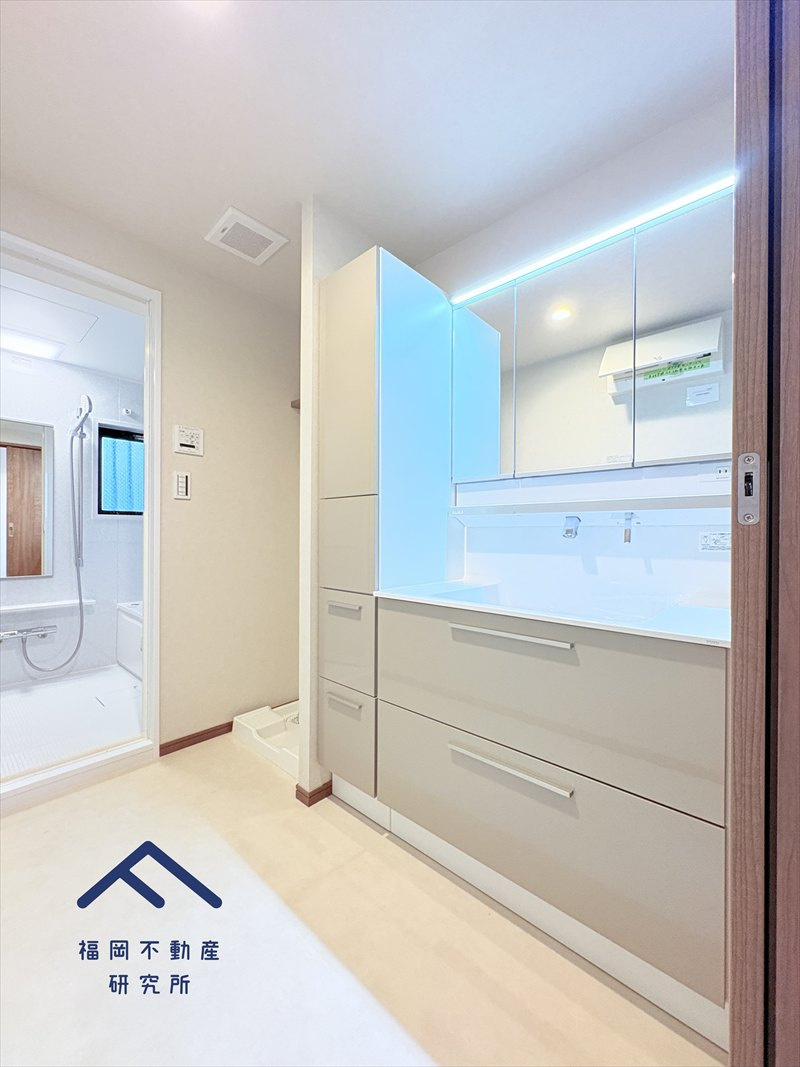 アンピール松島Ⅱのその他|900mmワイドの洗面台に加え、トールキャビネットがあるので天井まで余さず収納出来ます