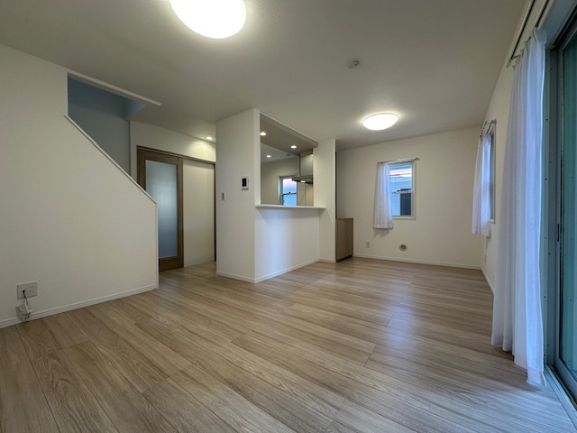 茅ヶ崎市菱沼1丁目　中古戸建の居間・リビング|新規リフォーム完了！15.2帖　LDK