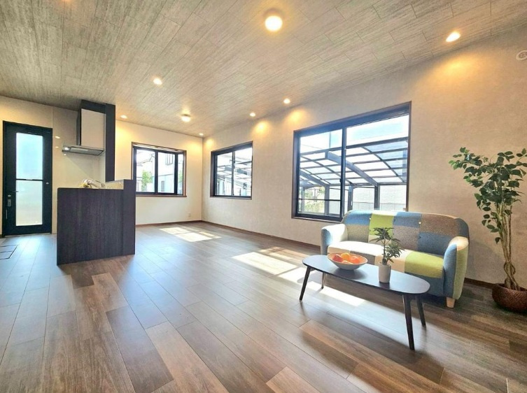 神戸市西区桜が丘東町6丁目の居間・リビング|ご家族みんなが集まるリビングは、大きくとった窓から明るい光が入ります！