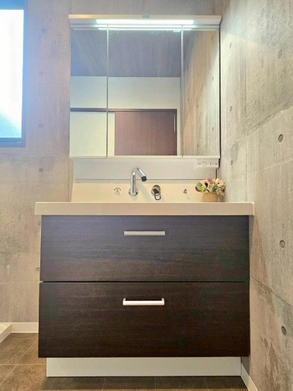 神戸市西区桜が丘東町6丁目の洗面所|清潔感のある、洗面化粧台です！収納も豊富です♪細々したものもスッキリ収納できます♪
