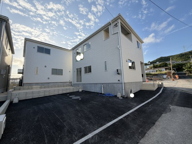 中城村添石　第1（全3棟）ラスト2号棟の外観|2号棟　並列駐車2台＋お庭付き♪