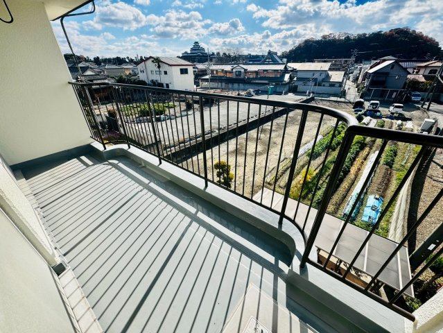 垣根マンションのバルコニー