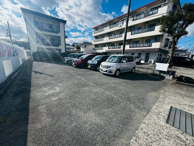 垣根マンションの駐車場