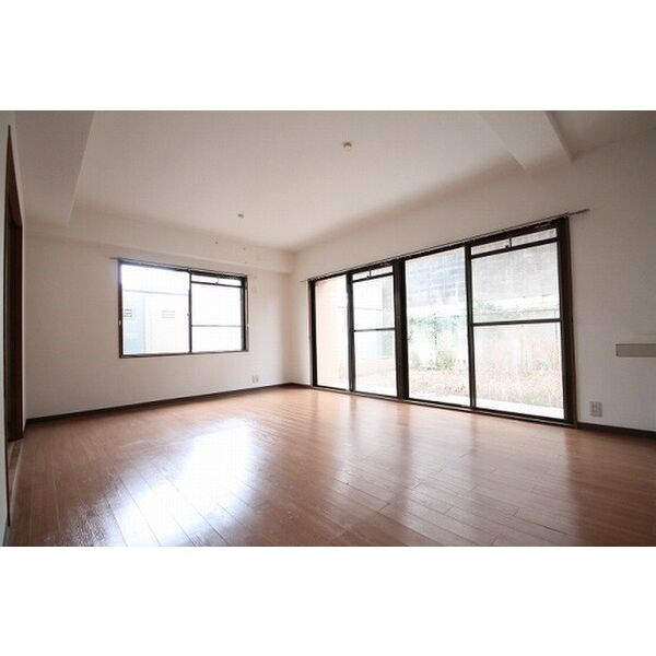 三旺マンション第２社台の居間・リビング