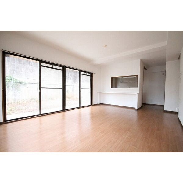 三旺マンション第２社台の居間・リビング