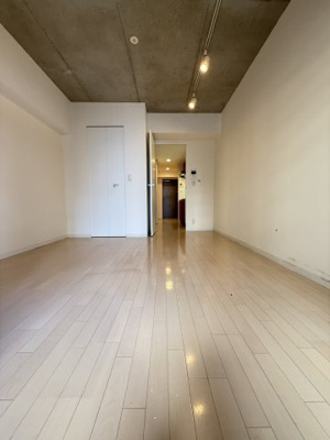 【居間・リビング】 | レジディア神戸磯上 | コンクリート打ち放しでカッコイイ