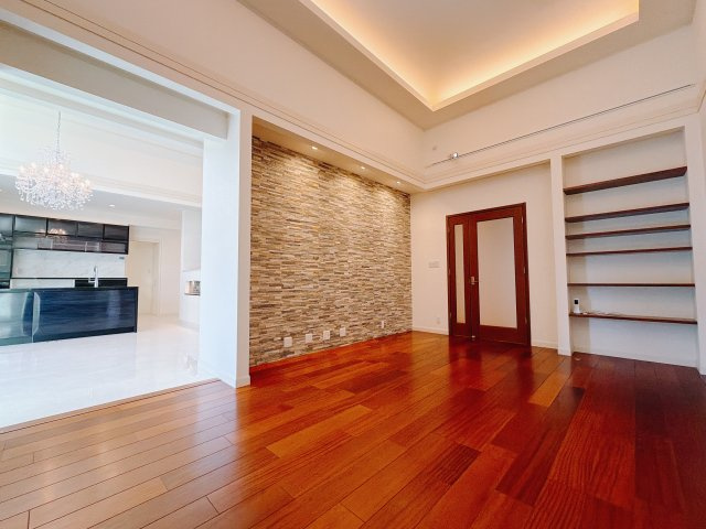 【中古戸建】前橋市下大島町の洋室|■洋室｜リビング横の洋室です。おしゃれなデザインの洋室になっています。収納棚もついています♪