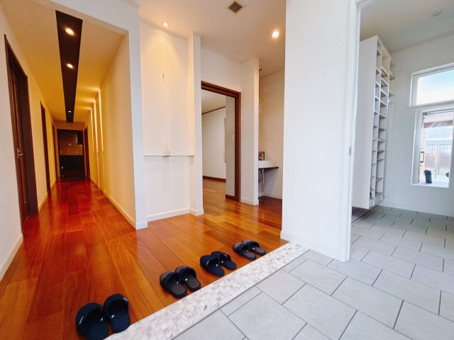 【中古戸建】前橋市下大島町の玄関|■玄関｜毎日の「いってらっしゃい」や「お帰りなさい」を大切なご家族と過ごす玄関は〈使いやすさ〉を追求しております。玄関横の物入は急な来客時でもさっとお片付けできるスペースを確保しています