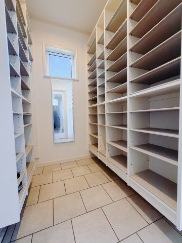 【中古戸建】前橋市下大島町の玄関|■SIC｜S.I.Cはスペースが効率よく使える可動棚仕様！大きめのベビーカーやブーツ、平らなサンダルなど用途に合わせて段の高さが変えられます