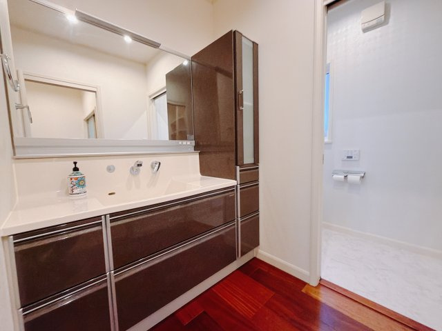 【中古戸建】前橋市下大島町の独立洗面台|■洗面室｜大きな鏡で朝の身支度もラクラク♪毎日の忙しい準備が楽しくなる洗面所です(^^♪