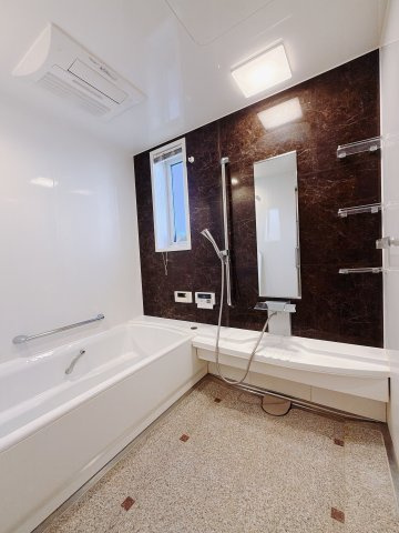 【中古戸建】前橋市下大島町の浴室|■浴室｜ゆったり足を伸ばせるサイズの浴室(*＾＾*)　夜間のお洗濯や、雨の日のお洗濯に大活躍の浴室暖房乾燥機付き！お子さまとの入浴の際に嬉しいエコベンチ浴槽付きです♪