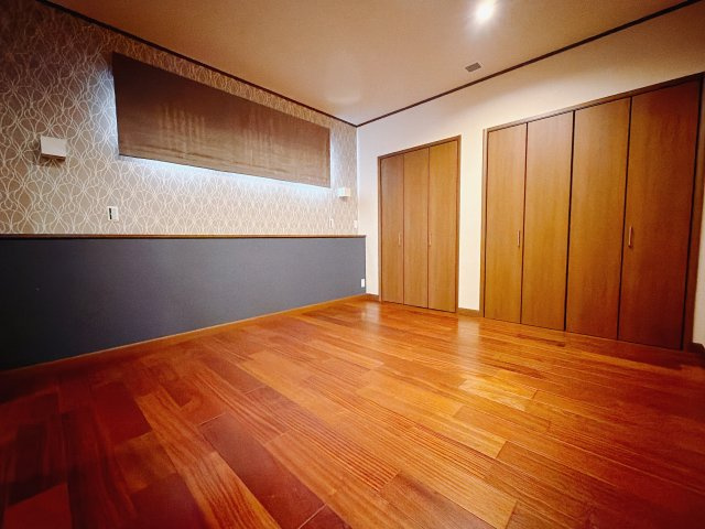 【中古戸建】前橋市下大島町の洋室|■洋室｜お子様の一人部屋にピッタリな洋室。木のぬくもりを感じるフローリングは、天然木の味わいが時とともに深みを増していきます。また、傷にも強く、フリーワックスでお手入れもラクラクです♪