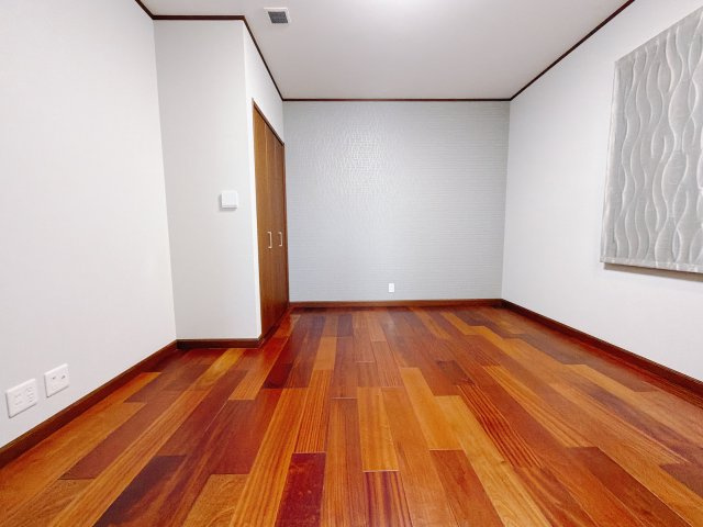 【中古戸建】前橋市下大島町の洋室|■洋室｜ナチュラルカラーの床です。模様替えなどとても楽しく工夫できます♪陽当たり、風通しもとても良いので毎日快適な生活スタートです！子供部屋にも良いですね♪