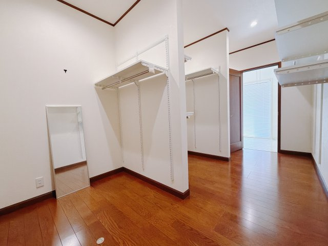【中古戸建】前橋市下大島町の収納|■WIC｜主寝室には夢のウォークインがございます♪お洋服やバッグだけでなく、増えていくお洋服やご家族での思い出の品もしっかりと収納します( ＾＾ )