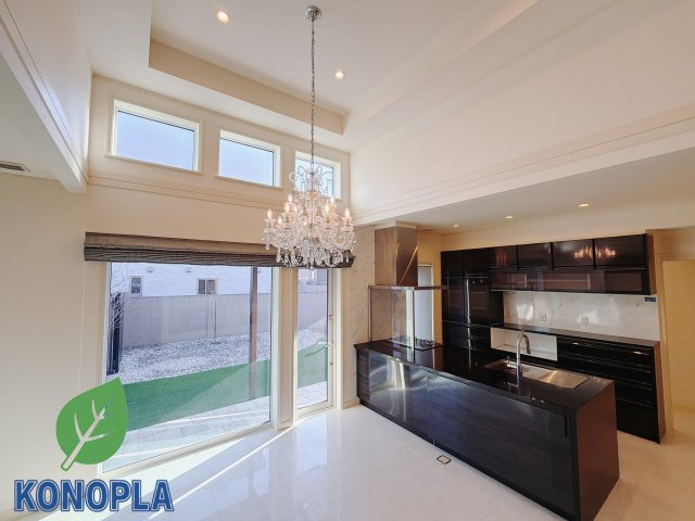 【中古戸建】前橋市下大島町の居間・リビング|■リビング｜時の流れと共に陽射しは装いを変え空間に新たな彩りを与えます。一日中家に居ても飽きることなく過ごすことができる素敵な空間です♪