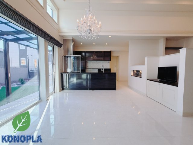 【中古戸建】前橋市下大島町の居間・リビング|■リビング｜陽当たり良好のリビングダイニング♪賃貸では叶わなかった、お友達とのホームパーティや大音量で映画やテレビを楽しむことができます(*^^*)