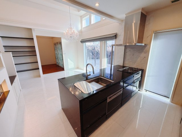 【中古戸建】前橋市下大島町のキッチン|■キッチン｜作業がはかどる広々カウンタースペース。会話がはずむ「オープンキッチン」なので家族とのコミュニケーションも活発になります。