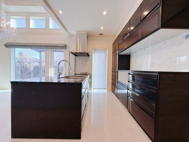 【中古戸建】前橋市下大島町のキッチン|■キッチン｜ワークトップの幅が広く、お子様といっしょにお料理をつくったり、ちょっとしたパーティーも楽しめます。フラットなのでお掃除がしやすいのもポイントです♪