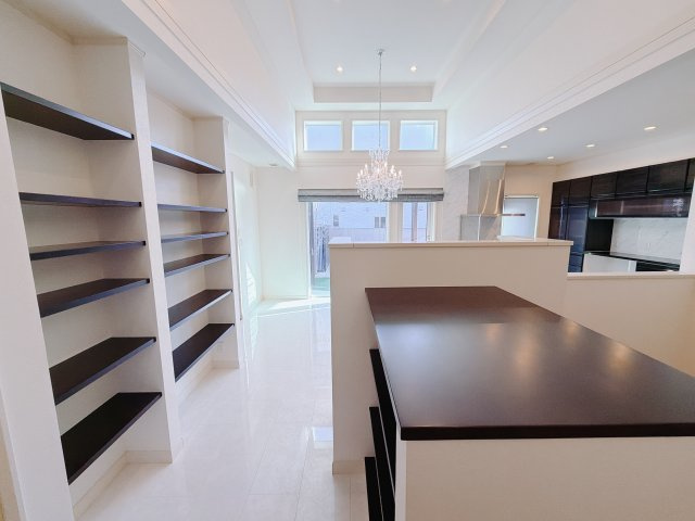 【中古戸建】前橋市下大島町の収納|■収納｜リビング横には収納棚をご用意しておりますので、お片付けも安心です♪