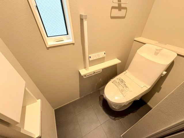 新築戸建　岐阜市加納南陽町　全2区画分譲のトイレ|節水省エネの温水洗浄便座です。お掃除のしやすさを究めたフチなし形状でお手入れ楽々。
