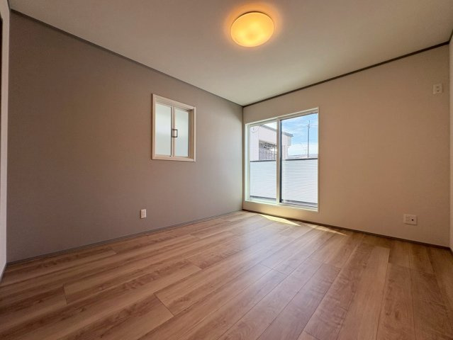 新築戸建　岐阜市加納南陽町　全2区画分譲の寝室|全居室にたっぷり収納できる大型収納を設置。窓ガラスは断熱性能や結露防止効果の高いペアガラスです。