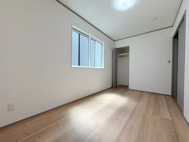 新築戸建　岐阜市加納南陽町　全2区画分譲の洋室|全居室にたっぷり収納できる大型収納を設置。窓ガラスは断熱性能や結露防止効果の高いペアガラスです。