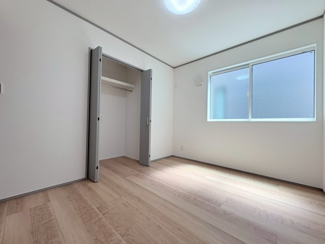 新築戸建　岐阜市加納南陽町　全2区画分譲の洋室|全居室にたっぷり収納できる大型収納を設置。窓ガラスは断熱性能や結露防止効果の高いペアガラスです。