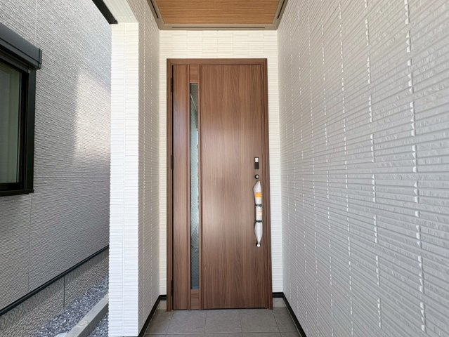 新築戸建　岐阜市加納南陽町　全2区画分譲の玄関|玄関ドアの鍵はディンプルキーと内側はサムターンキーになっており防犯性の高い仕様になっています。
