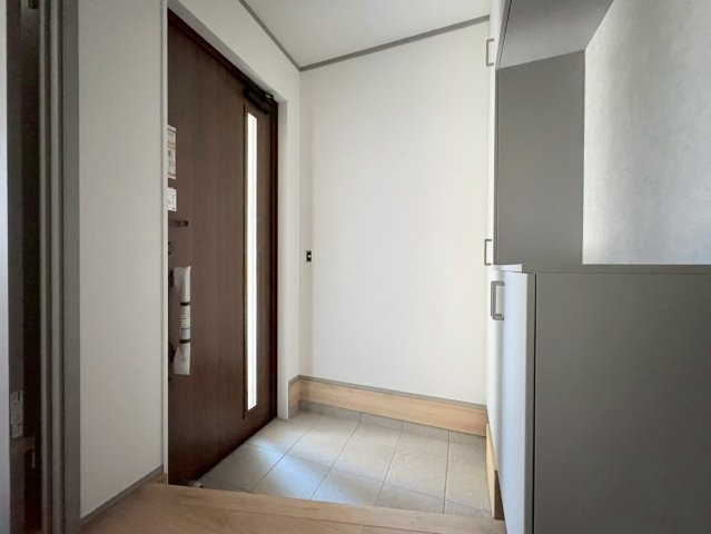 新築戸建　岐阜市加納南陽町　全2区画分譲の玄関|大容量のシューズ収納付きで玄関周りもすっきり！玄関ドアからの光が玄関ホールを明るくしてくれます。