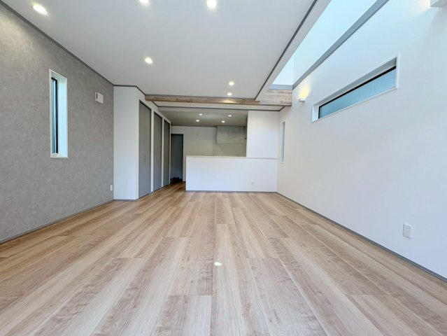新築戸建　岐阜市加納南陽町　全2区画分譲の居間・リビング|南向きで日当たりもよく大きな窓がリビング全体に光と風を運びます。ご家族でゆとりある暮らしができます。