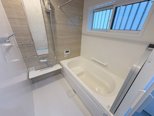 新築戸建　岐阜市加納南陽町　全2区画分譲の浴室|１坪タイプのバリアフリー設計でゆったりとくつろげる浴室・浴槽です。タイル床でカビの発生を抑制します。