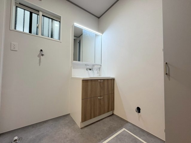 新築戸建　岐阜市加納南陽町　全2区画分譲の独立洗面台|洗面洗髪化粧台です。物件により三面鏡または一面鏡の場合があります。詳しくは担当者までお問合せ下さい。