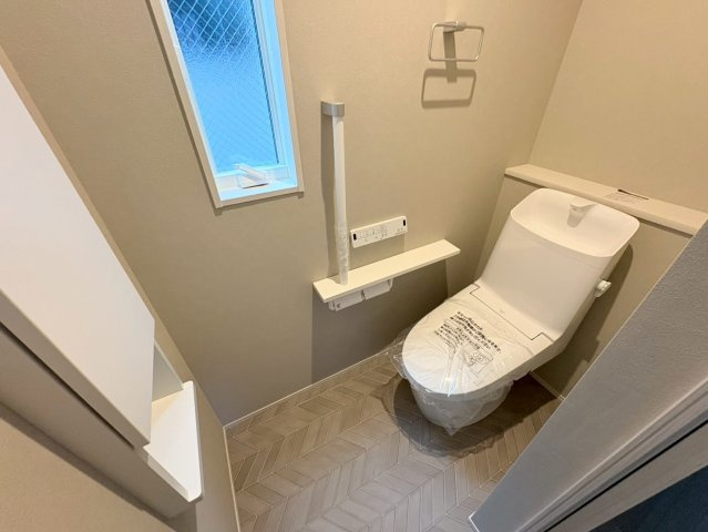 新築戸建　岐阜市加納南陽町　全2区画分譲のトイレ|節水省エネの温水洗浄便座です。お掃除のしやすさを究めたフチなし形状でお手入れ楽々。